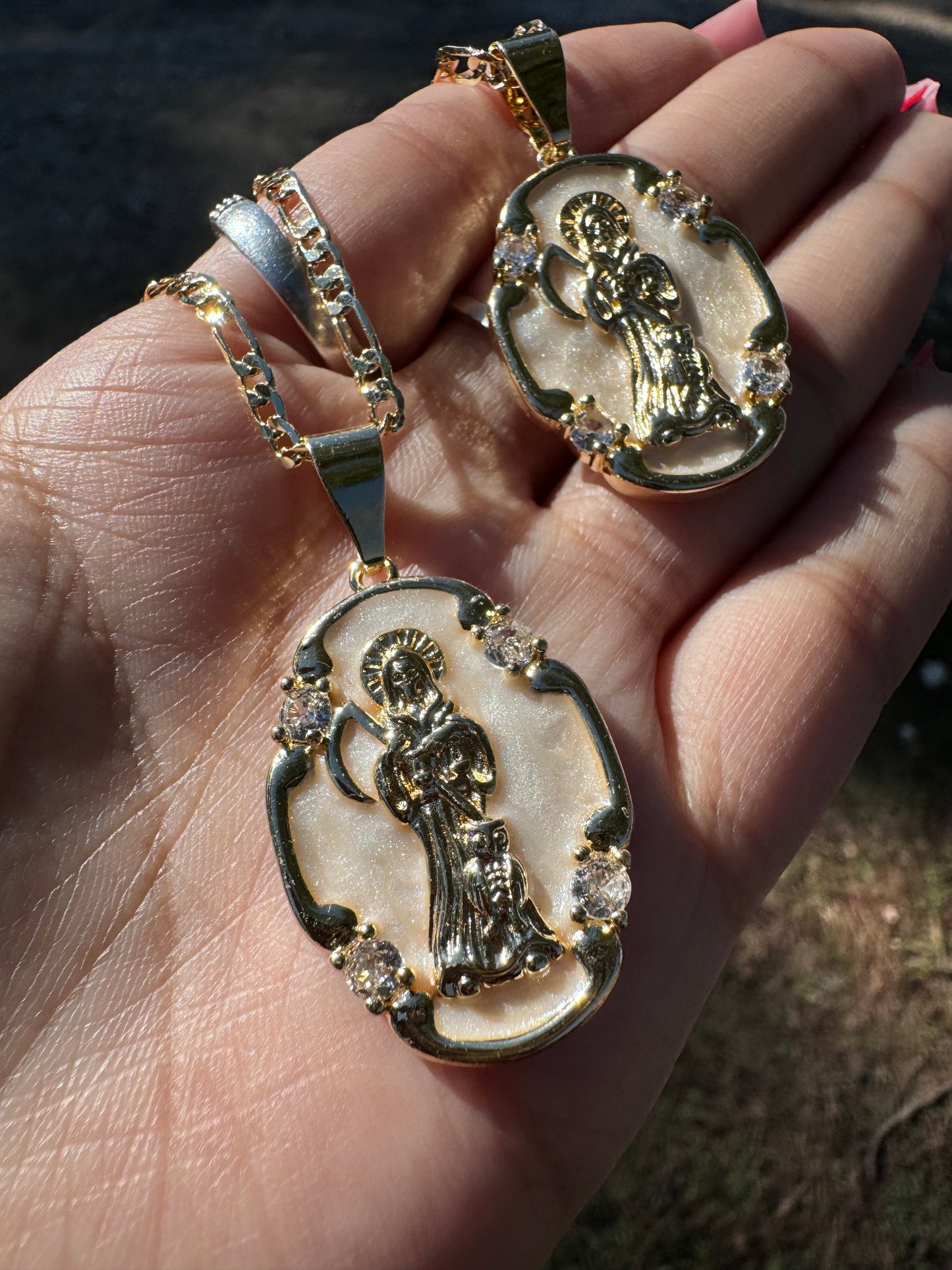 Santa Muerte Elegant Stone Medalla Necklace