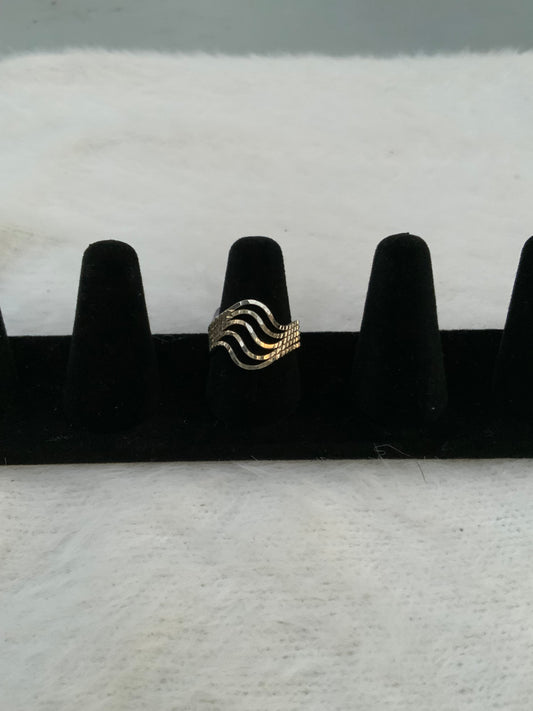Wavy Ring (Size 8)