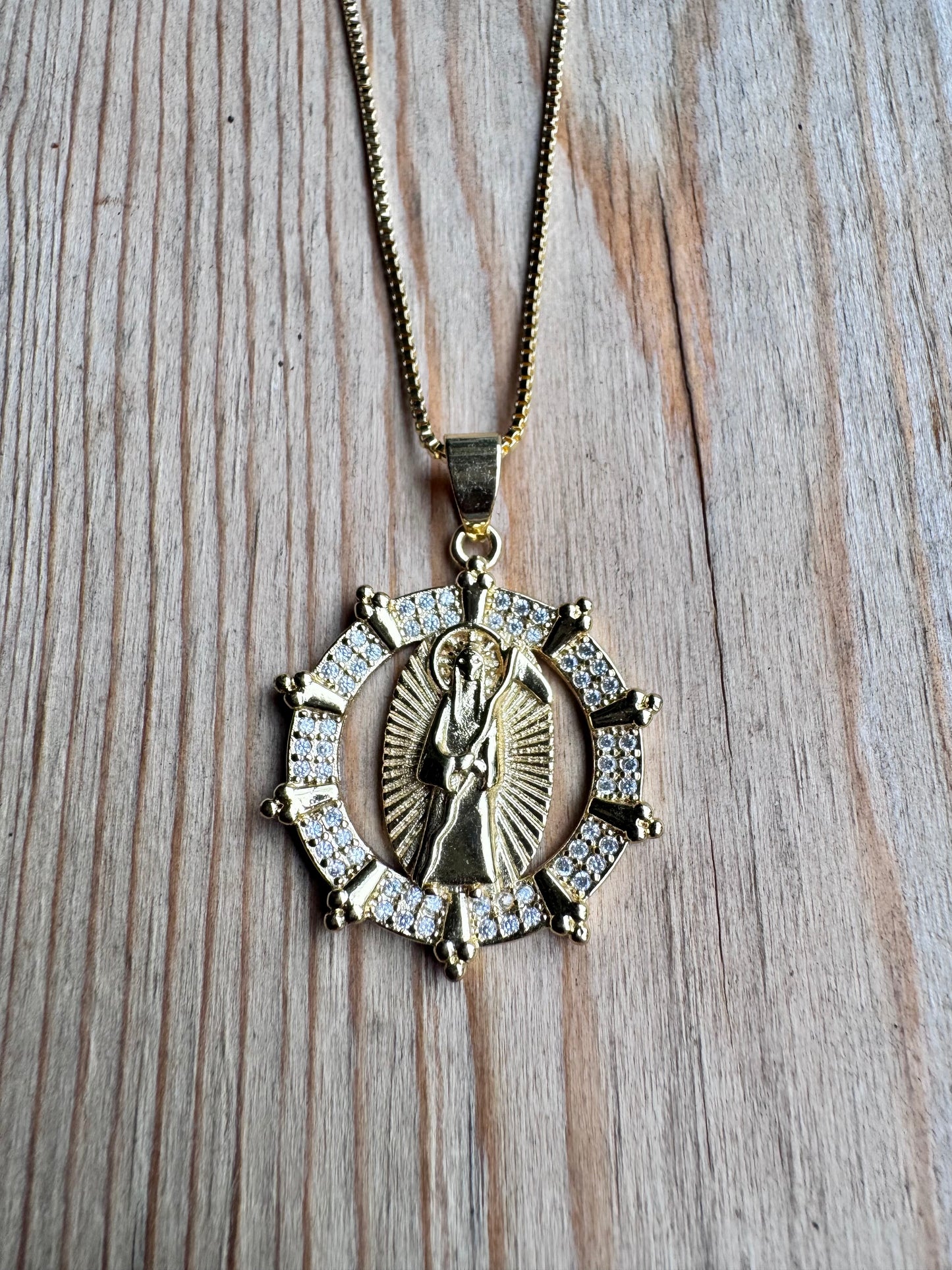 Santa Muerte Brillosa Medalla Necklace