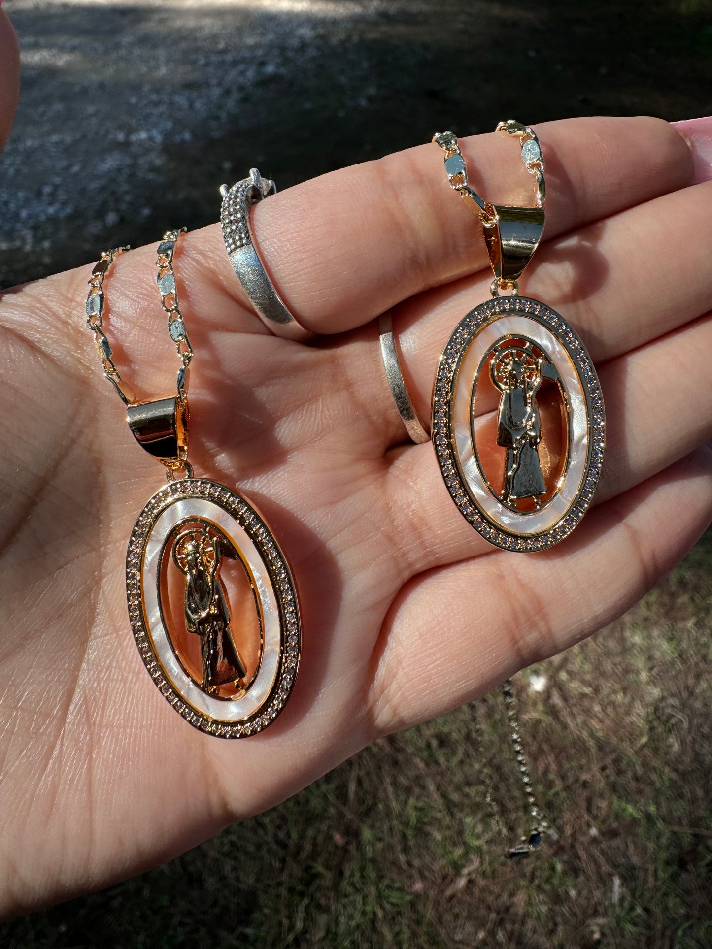 Santa Muerte Ópalo Oval Medalla Necklace