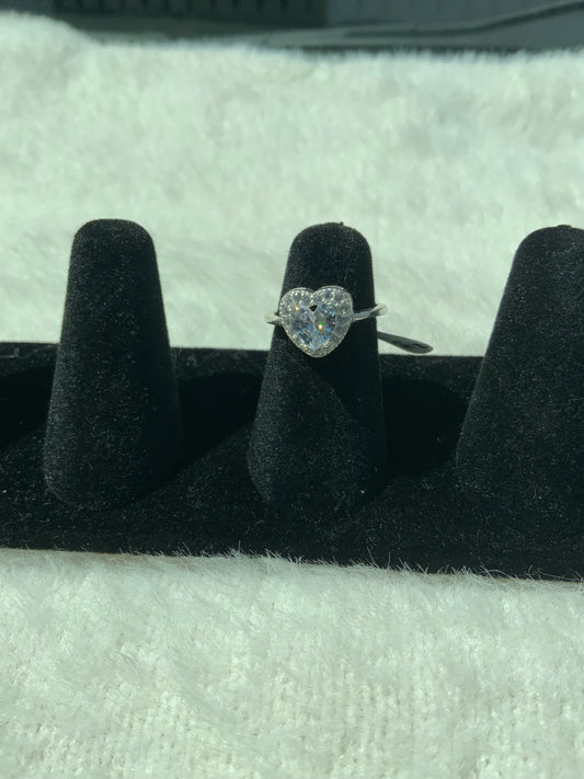 Corazón Blanco Ring (Size 4.5)